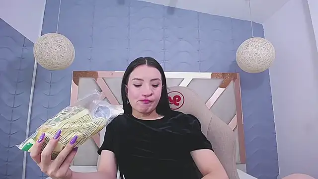 Snapshot of charlotte_colee chatting on December 7, 1:40 pm charlotte colee online show from December 7, 1:40 pm