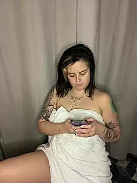 Snapshot of NaomiSquirts chatting on December 9, 11:03 pm NaomiSquirts online show from December 9, 11:03 pm