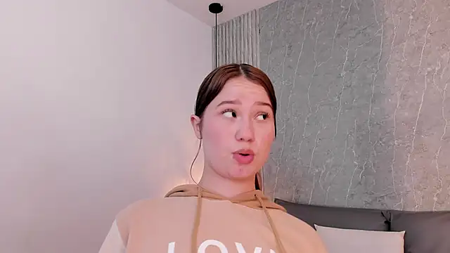 Snapshot of Roxie-Summers11 chatting on December 30, 6:05 pm Roxie-Summers11 online show from December 30, 6:05 pm