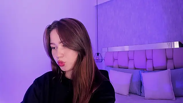 Snapshot of Roxie-Summers11 chatting on February 14, 7:33 pm Roxie-Summers11 online show from February 14, 7:33 pm