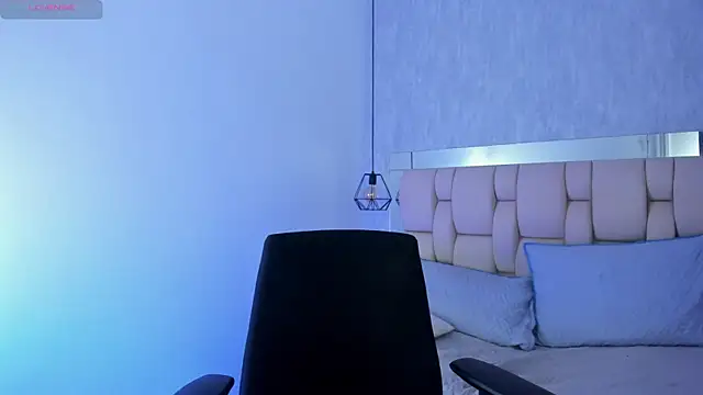 Snapshot of Roxie-Summers11 chatting on February 20, 2:18 am Roxie-Summers11 online show from February 20, 2:18 am