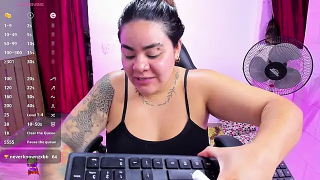 Snapshot of Sharon_hils chatting on January 7, 10:19 pm Sharon hils online show from January 7, 10:19 pm