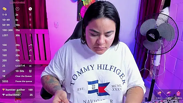 Snapshot of Sharon_hils chatting on February 9, 12:39 am Sharon hils online show from February 9, 12:39 am