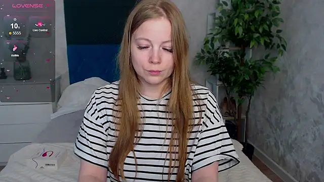 Snapshot of JennyyHot chatting on March 14, 8:42 am JennyyHot online show from March 14, 8:42 am