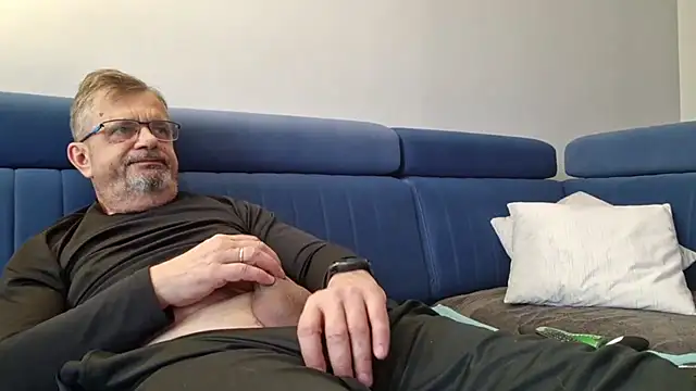 axecoman60 online show from February 26, 8:04 am