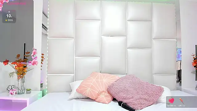 Snapshot of SaraDreamss chatting on March 18, 8:37 pm SaraDreamss online show from March 18, 8:37 pm