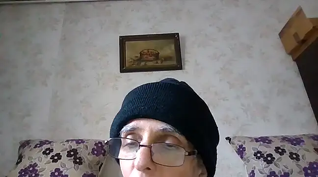 Snapshot of mariusica1@xh chatting on February 12, 2:10 pm mariusica1xh online show from February 12, 2:10 pm