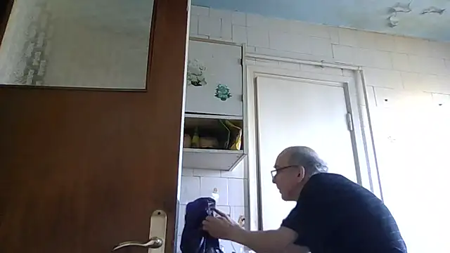 Snapshot of mariusica1@xh chatting on April 25, 1:41 pm mariusica1xh online show from April 25, 1:41 pm