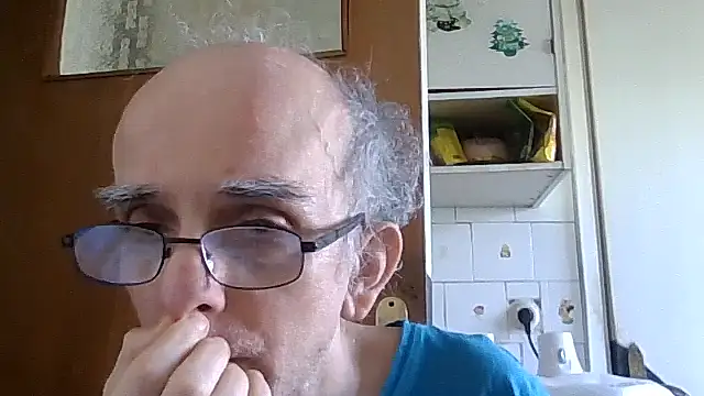 Snapshot of mariusica1@xh chatting on May 29, 8:45 am mariusica1xh online show from May 29, 8:45 am