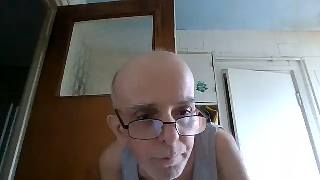 Snapshot of mariusica1@xh chatting on June 22, 6:10 am mariusica1xh online show from June 22, 6:10 am