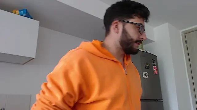 Snapshot of thomas_gun chatting on February 3, 3:28 pm thomas gun online show from February 3, 3:28 pm