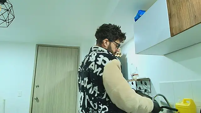 Snapshot of thomas_gun chatting on February 24, 1:14 am thomas gun online show from February 24, 1:14 am