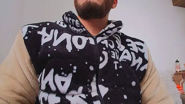 Snapshot of thomas_gun chatting on February 24, 3:10 pm thomas gun online show from February 24, 3:10 pm