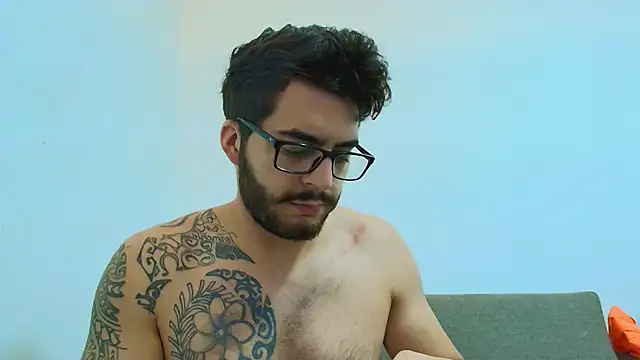 Snapshot of thomas_gun chatting on March 1, 4:36 am thomas gun online show from March 1, 4:36 am