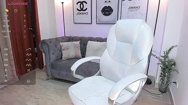 Snapshot of naomii_campbell_ chatting on March 1, 12:45 pm naomii campbell online show from March 1, 12:45 pm