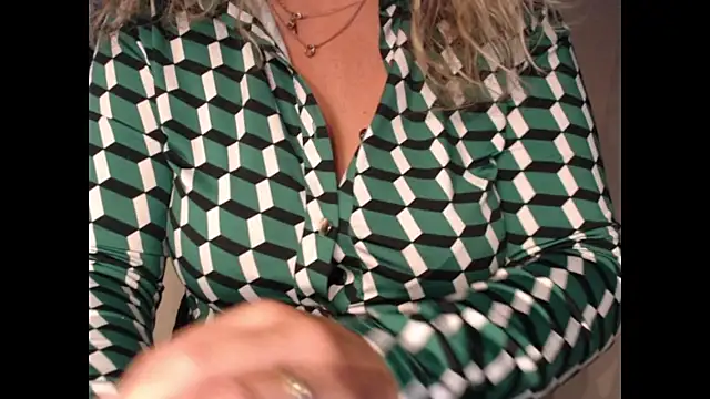 JenniLowen online show from May 9, 5:23 am