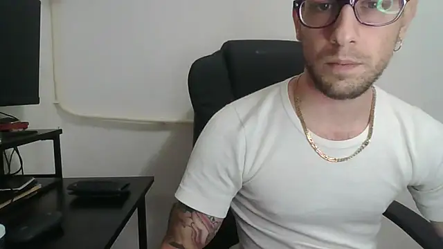 Snapshot of mikealcorleone chatting on December 24, 3:58 pm mikealcorleone online show from December 24, 3:58 pm