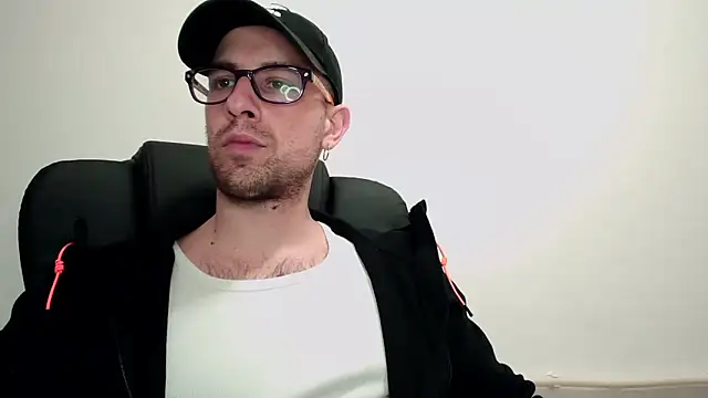 Snapshot of mikealcorleone chatting on March 2, 9:54 pm mikealcorleone online show from March 2, 9:54 pm