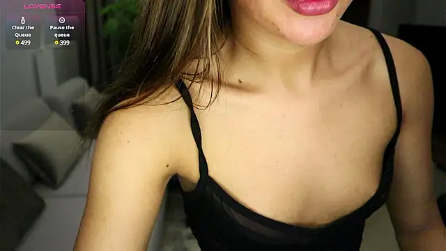 Snapshot of IrisNoire chatting on December 6, 1:51 am IrisNoire online show from December 6, 1:51 am
