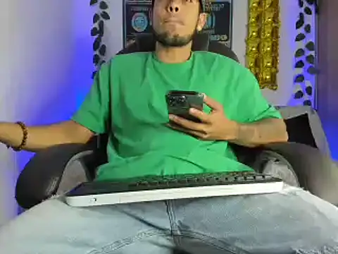 Snapshot of mikee_scooth chatting on January 20, 2:32 am mikee scooth online show from January 20, 2:32 am