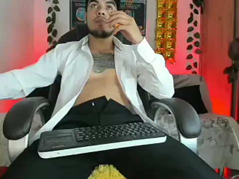 Snapshot of mikee_scooth chatting on January 21, 3:15 am mikee scooth online show from January 21, 3:15 am