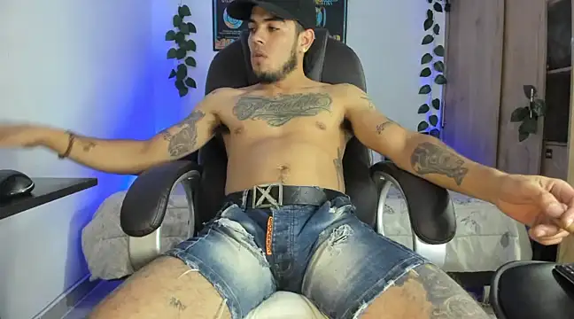 Snapshot of mikee_scooth chatting on February 17, 5:14 am mikee scooth online show from February 17, 5:14 am