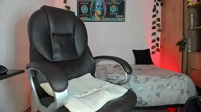 Snapshot of mikee_scooth chatting on February 25, 9:53 am mikee scooth online show from February 25, 9:53 am