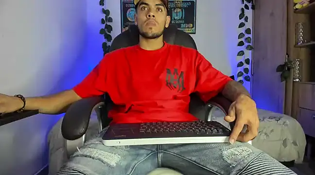 Snapshot of mikee_scooth chatting on February 26, 1:21 am mikee scooth online show from February 26, 1:21 am