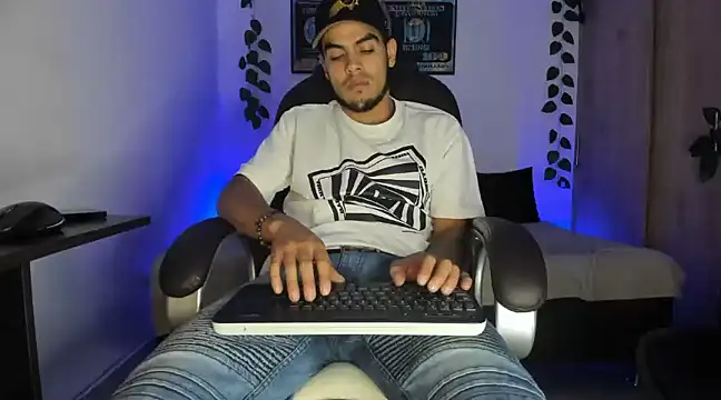 Snapshot of mikee_scooth chatting on March 13, 3:44 am mikee scooth online show from March 13, 3:44 am