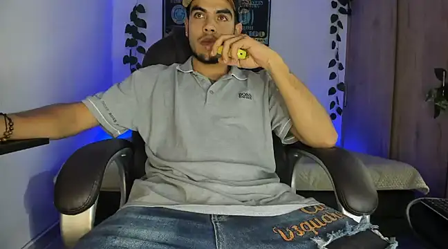 Snapshot of mikee_scooth chatting on March 14, 5:27 am mikee scooth online show from March 14, 5:27 am