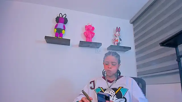 Gangster Girl online show from November 10, 6:01 am