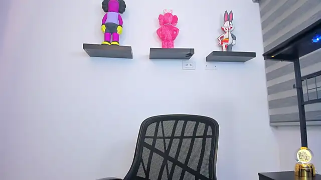 Gangster Girl online show from April 20, 12:02 am