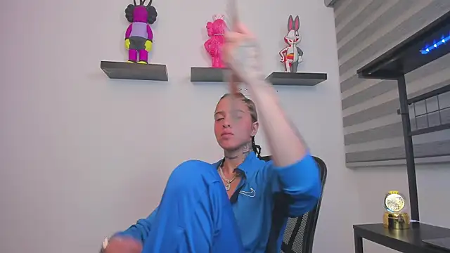 Gangster Girl online show from June 12, 4:44 am
