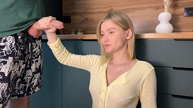 Snapshot of Adelovenick chatting on February 15, 7:51 am Adelovenick online show from February 15, 7:51 am