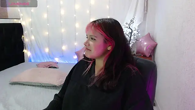 Snapshot of mixie_cute chatting on December 18, 12:32 am mixie cute online show from December 18, 12:32 am