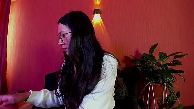 EmiGomez  online show from April 8, 2:17 pm