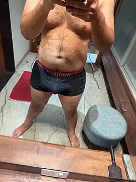 Snapshot of versatile_guy01 chatting on February 5, 3:11 am versatile guy01 online show from February 5, 3:11 am