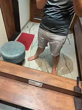 Snapshot of versatile_guy01 chatting on February 9, 9:57 am versatile guy01 online show from February 9, 9:57 am