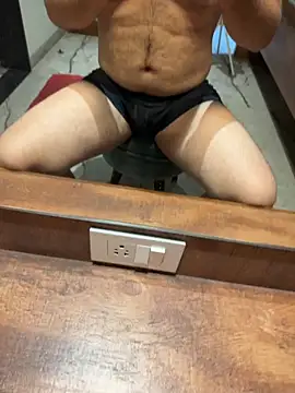 Snapshot of versatile_guy01 chatting on March 22, 4:16 am versatile guy01 online show from March 22, 4:16 am