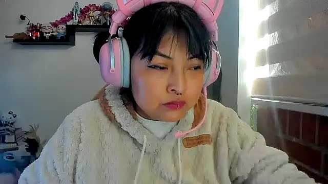 Shaddycute  online show from April 5, 4:15 pm