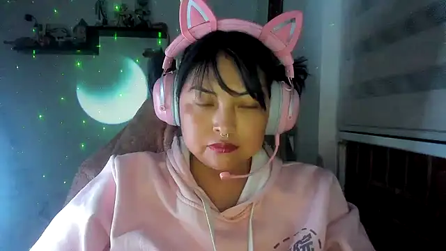 Shaddycute  online show from April 15, 3:35 am