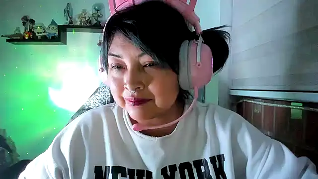 Shaddycute  online show from May 20, 3:02 am