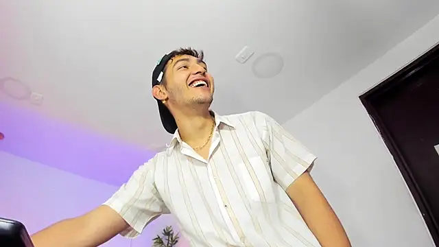 Snapshot of DiegoRogue_ chatting on December 9, 6:35 pm DiegoRogue online show from December 9, 6:35 pm