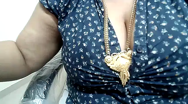 hot pavitra online show from February 5, 5:09 pm