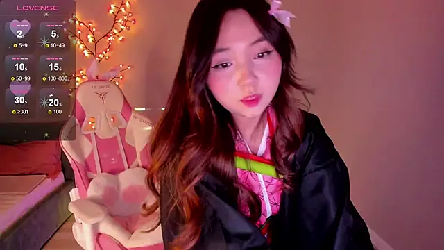 Snapshot of Fluffy_Rose chatting on October 31, 5:58 pm Fluffy Rose online show from October 31, 5:58 pm