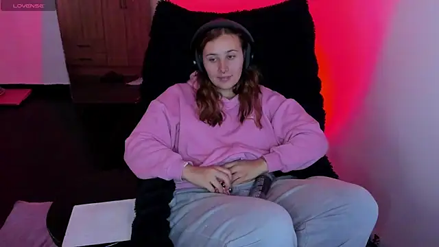 bonnie moon  online show from February 24, 6:06 pm