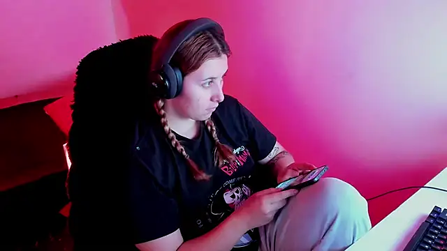 bonnie moon  online show from April 13, 6:35 pm