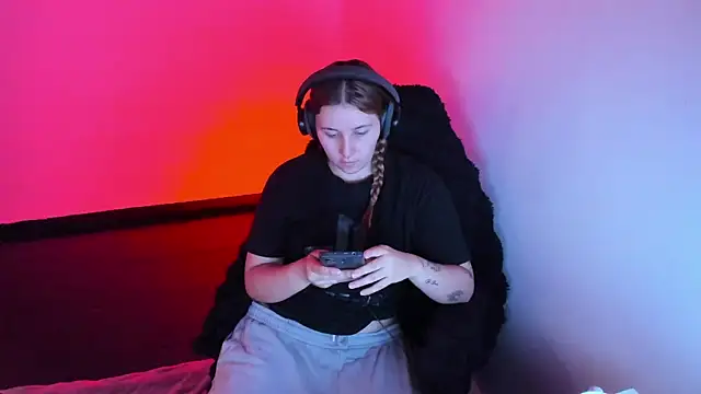 bonnie moon  online show from April 14, 5:41 pm