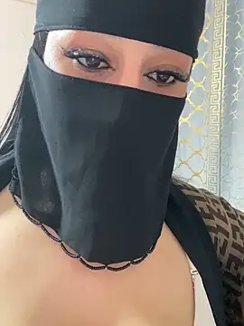 Snapshot of mari_layali chatting on April 25, 10:18 pm mari layali online show from April 25, 10:18 pm
