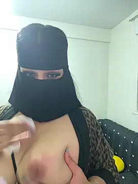 Snapshot of mari_layali chatting on June 16, 12:13 am mari layali online show from June 16, 12:13 am